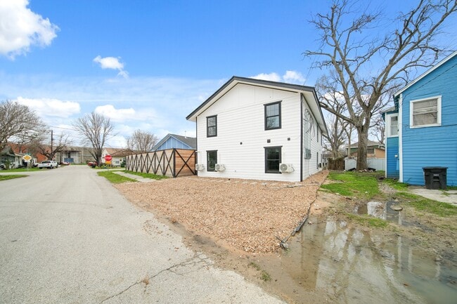 Building Photo - 807 Cullen Blvd