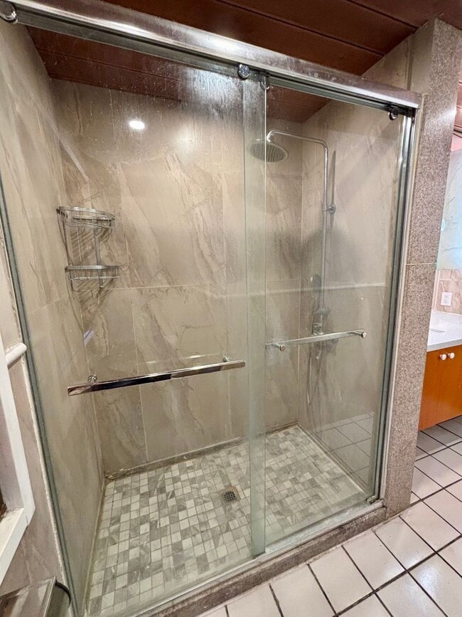 Building Photo - 13815 West Cir