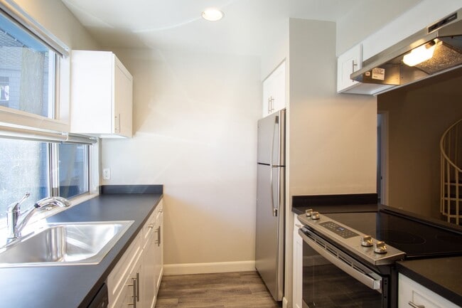 Building Photo - Fantastic Lake Oswego 2Bdr w/Fireplace, Dishwasher & W/D + Balcony