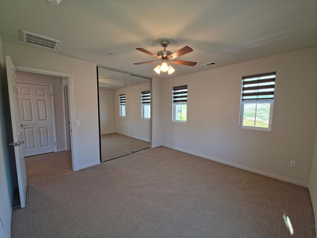 Building Photo - MOVE-IN READY - Upgraded 5+4 in Simi w/mou...