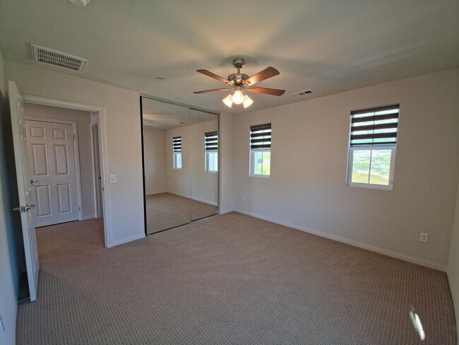 Building Photo - MOVE-IN READY 5+4 in Simi w/mountain views...