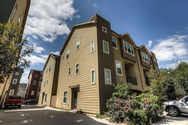 Primary Photo - 940 W 26th St