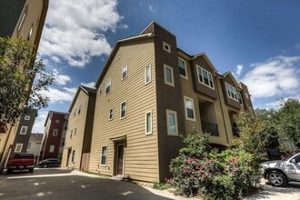 Building Photo - 940 W 26th St