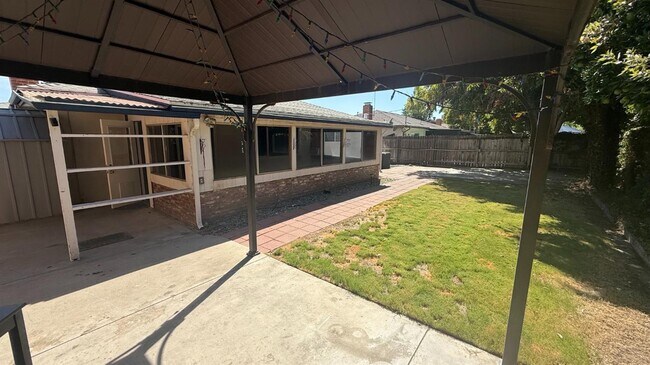 Building Photo - 4829 E Santa Ana Ave