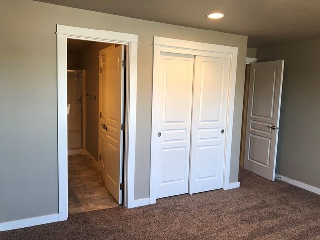 Building Photo - Beautiful newer 4 bedroom house in Coburg!
