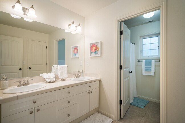 Building Photo - 4920 SW Slavin Rd