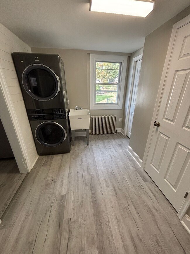 Building Photo - Newly Renovated 3-Bedroom, 2.5-Bath Home i...