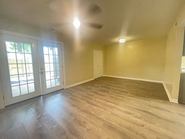 Building Photo - The Perfect 3 Bed, 1.5 Bath Cozy Townhouse