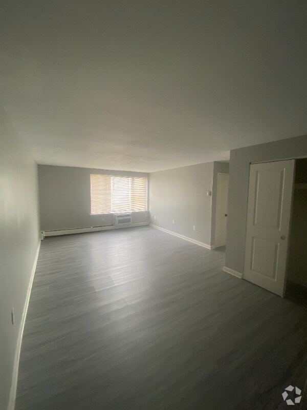 Building Photo - 31 Gillett St