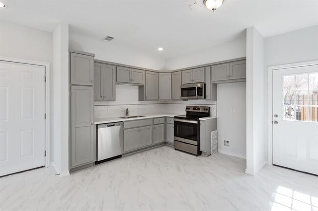 Building Photo - 11623 Waldemar Dr