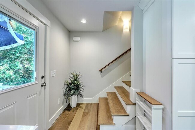 Building Photo - 137 Rosebriar Ave