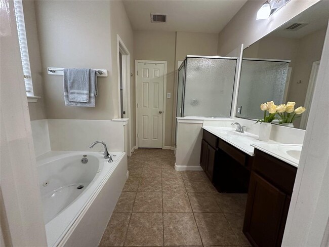 Building Photo - 6111 Summerfield Glade Ln