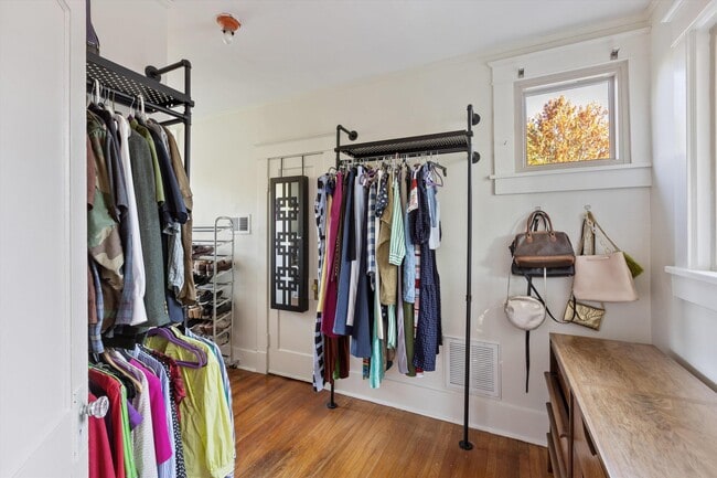 Building Photo - 1621 Linden Ave