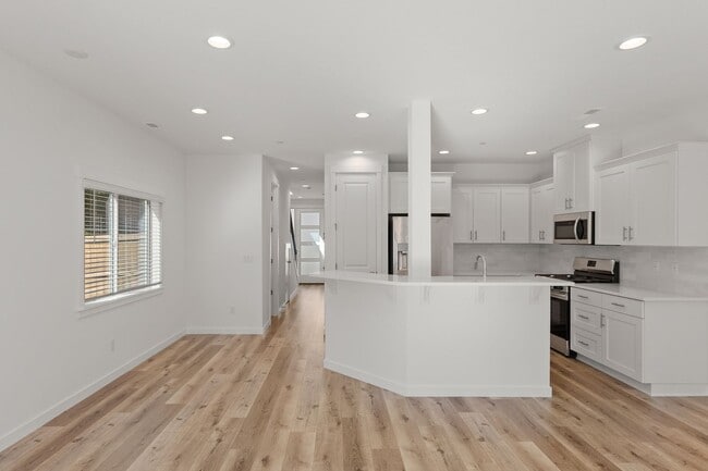 Building Photo - Pleasant Valley Villages 3 Bedroom Townhome with Community Center