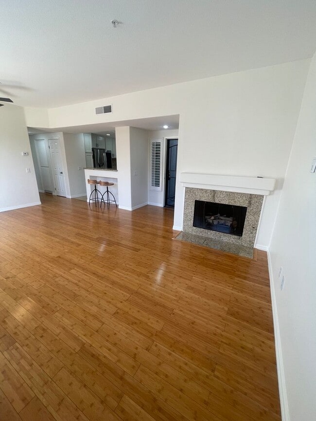 Building Photo - Very Spacious 1 Bed, 1 Bath Condo in Mission Viejo For Rent-In Unit Laundry and Attached Garage