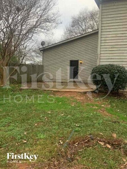 Building Photo - 2876 Fieldstone Dr SE