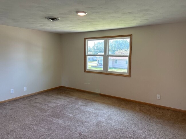 Building Photo - 2 Bedroom, 1.5 Bath Townhouse w/Garage in Camanche, IA