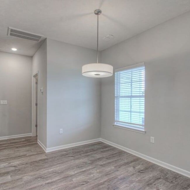 Building Photo - Upgraded, Luxury Townhouse