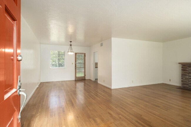 Building Photo - 829 E Garland Ave