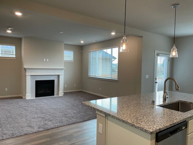 Building Photo - Lovely 4 Bed 2.5 Bath Home! Located near t...