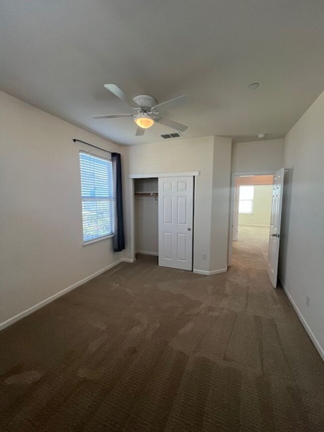 Building Photo - 4 Bedroom Home in Gated Community With Sho...