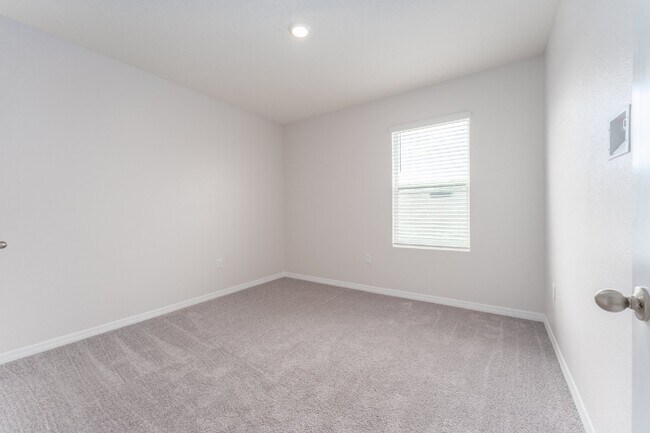 Building Photo - "Spacious 5-Bed Oasis located in SouthShore Bay!