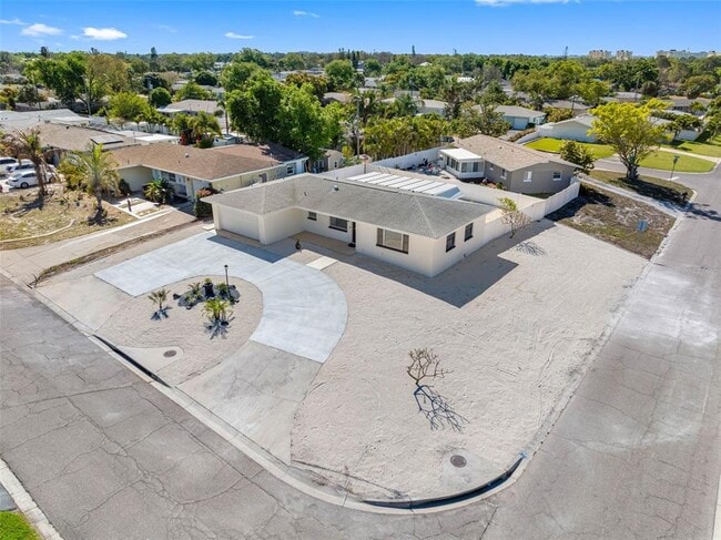 Building Photo - 11572 63rd Ave N