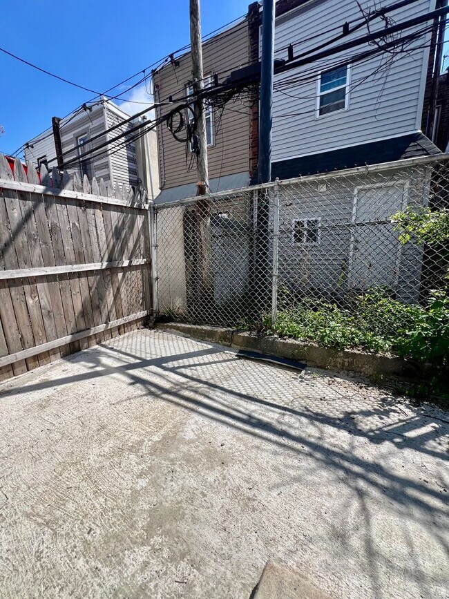 Building Photo - Newly Renovated 3-Bedroom Townhome in Fairhill! Available NOW!