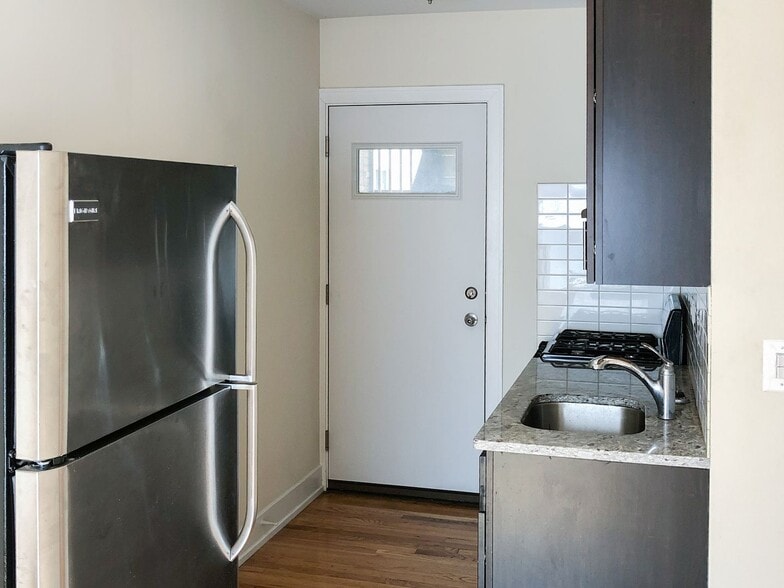 Building Photo - 538 W Cornelia Ave