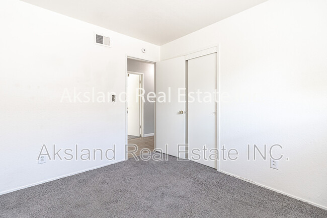Building Photo - 883 El Capitan Ave