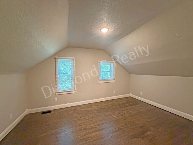 Building Photo - 916 N Pickwick Ave