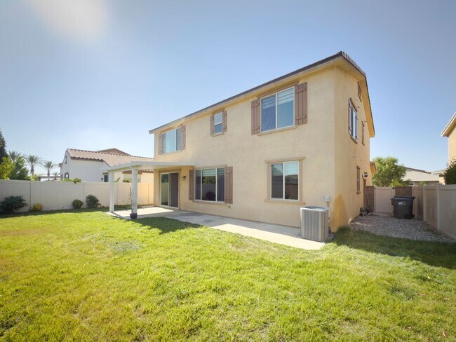 Building Photo - Beautiful 2 Story 5 Bedroom SOLAR Home + L...