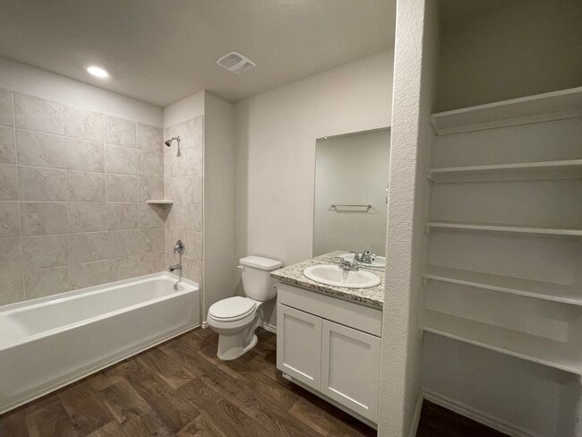 Building Photo - Beautiful 4 bedroom, 2.5 bathroom home in a great location!