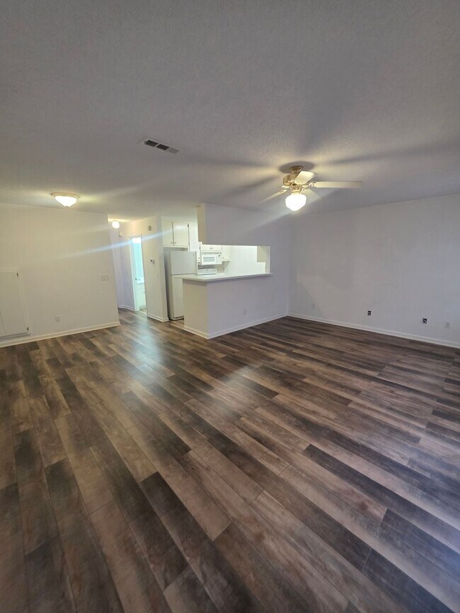 Building Photo - 203 Woodrun Dr