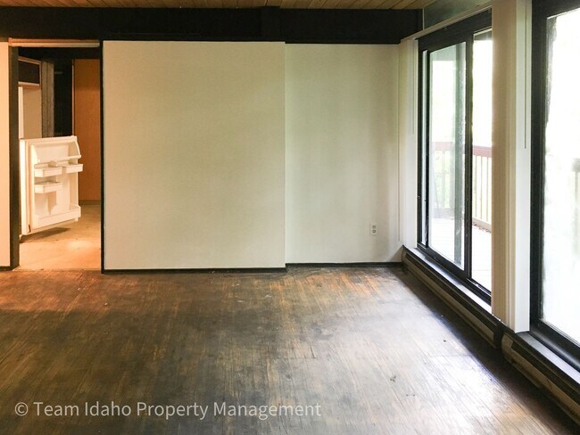 Building Photo - Taylor Ave Tri-Plex