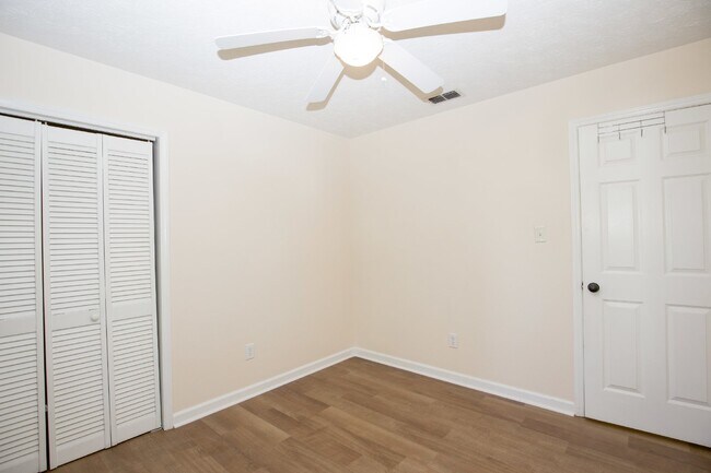 Building Photo - 330 Conifer Dr