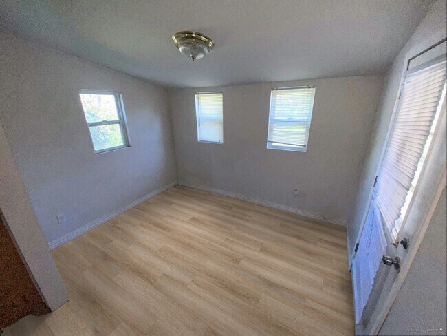 Building Photo - 811 Bella Ln