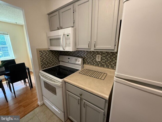 Building Photo - 3011 Valley Dr