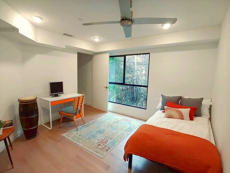 Building Photo - 654 N Virgil Ave