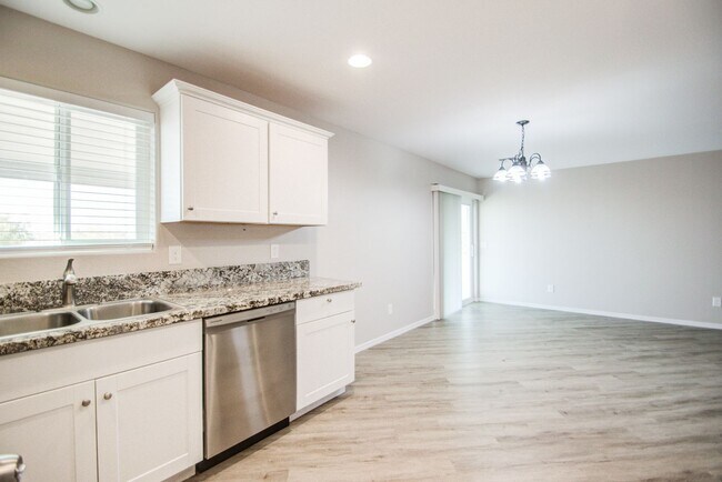 Building Photo - Large 1 + Acre Lot with 3 bedroom home in ...