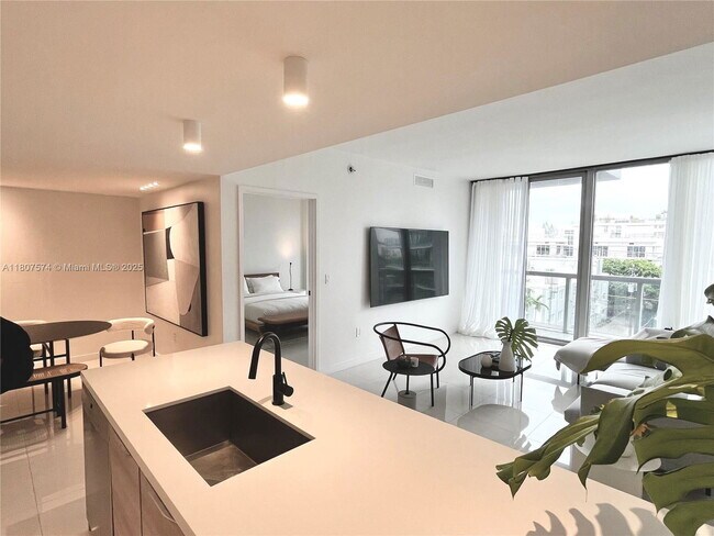Building Photo - 9940 W Bay Harbor Dr
