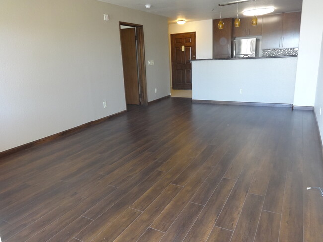 Building Photo - Centrally Located 2nd floor Upgraded Condo