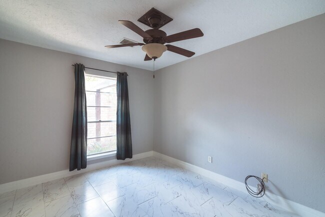 Building Photo - 25535 Wingfield Ln