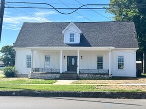 Building Photo - Spectacular newly remodeled home, next to the Square, Franklin, Ky