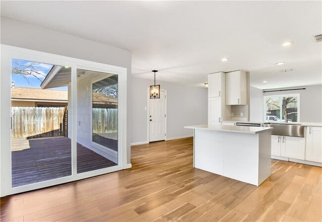 Building Photo - 5204 Creekline Dr