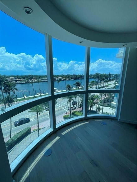 Building Photo - 5025 Collins Ave