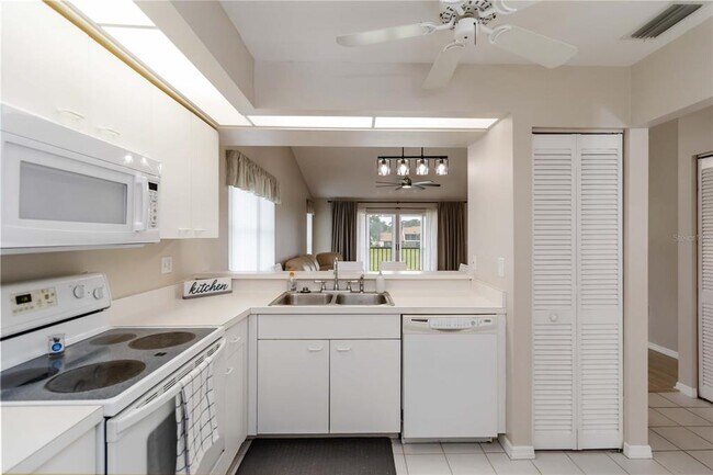 Building Photo - 880 Bird Bay Dr W