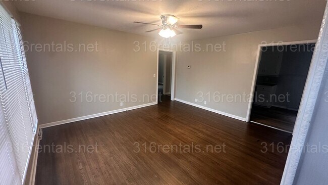 Building Photo - $1250 - 3 bed 1 bath with basement - Singl...