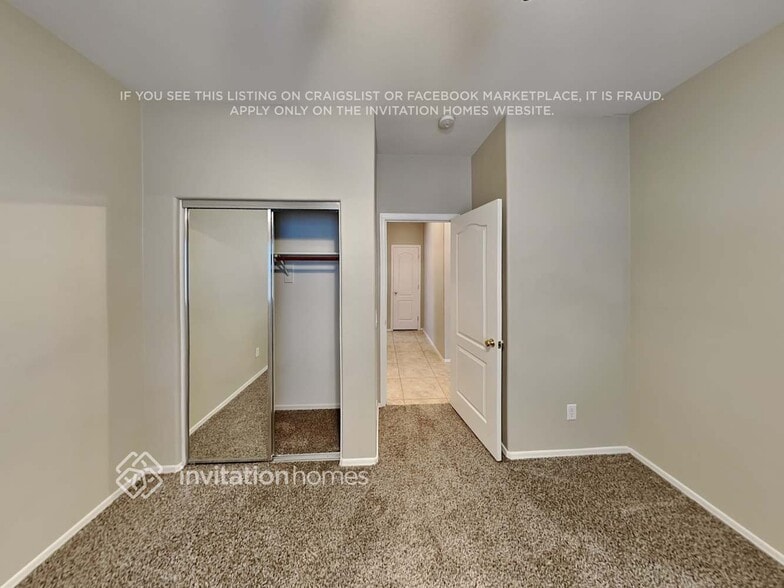 Building Photo - 686 E Payton St