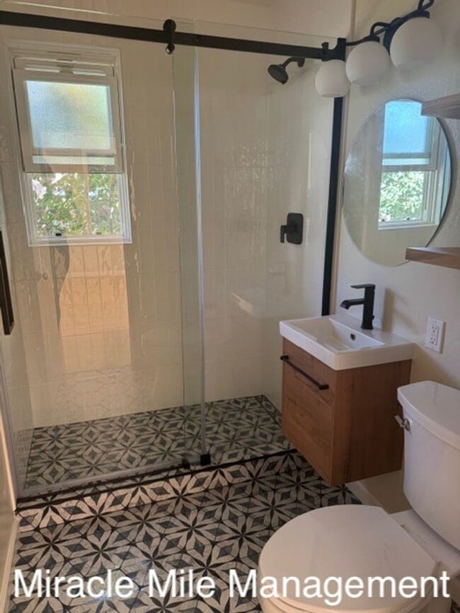 Building Photo - Modern Condo Beautifully Updated